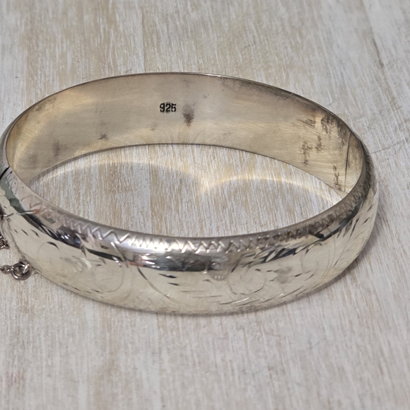 Engraved 925 SterlingSilver Bangle Bracelet With Safety Chain - Picture 4 of 7